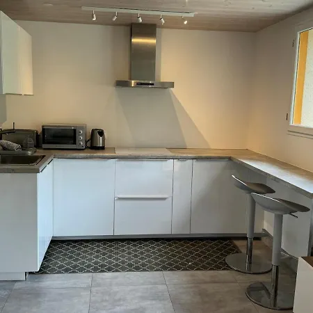 Light Spacious, Recently Refurbished Near To Apartment