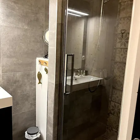 Light Spacious, Recently Refurbished Near To Apartment