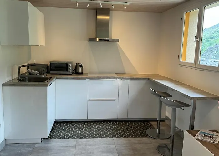 Light Spacious, Recently Refurbished Near To Lejlighed